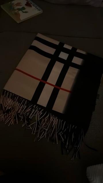 Burberry sjaal beschikbaar voor biedingen