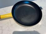 Le Creuset La Mama Koekenpan 26cm Ombre Jeune, Gebruikt, Gietijzer, Ophalen of Verzenden, Keramische plaat