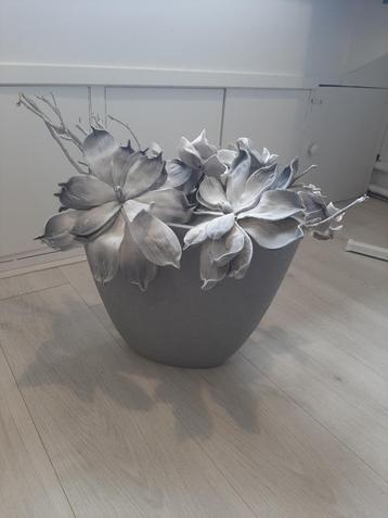 Grijze bloempot beschikbaar voor biedingen