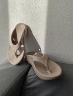 Oofos slippers maat 40 als nieuw, Kleding | Dames, Schoenen, Slippers, Beige, Oofos, Ophalen of Verzenden