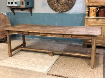 Authentieke houten tafel met lades beschikbaar voor biedingen