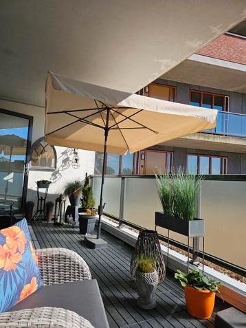 2 mooie parasols van Madison beschikbaar voor biedingen