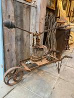 Zwaar metalen Franse wijnpomp pomp verrijdbaar