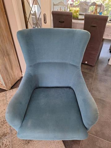 Mooie blauwe stoel