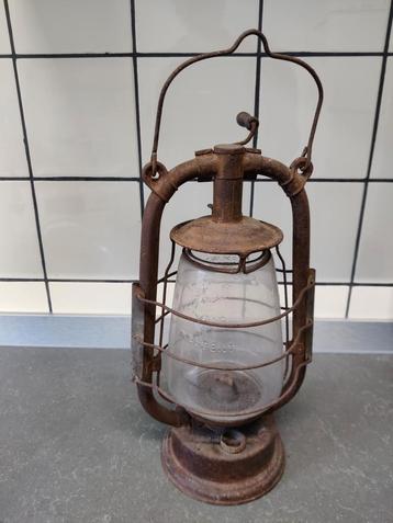 Oude Petroleum Stormlamp beschikbaar voor biedingen