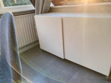 Dressoir kastje met glazen plaat