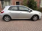Toyota Auris 1.8 Full Hybrid 5DRCVT 2011 van tweede eigenaar, Auto's, 74 €/maand, 4 cilinders, Origineel Nederlands, 26 km/l
