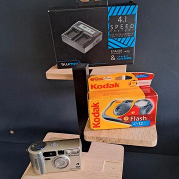 Foto camera, rolletje, batterijen oplader beschikbaar voor biedingen