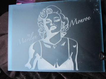 Marilyn MONROE, Heel mooie Blauwe Kunststofplaat van haar beschikbaar voor biedingen