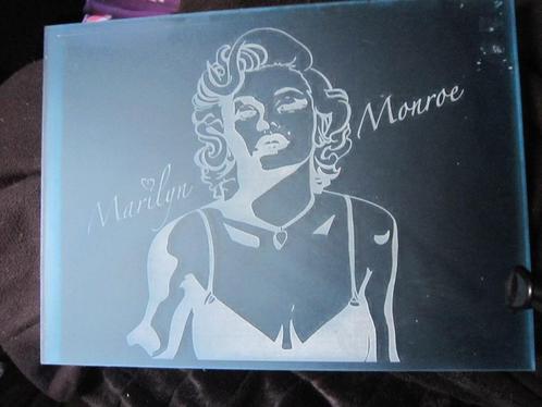 Marilyn MONROE, Heel mooie Blauwe Kunststofplaat van haar, Verzamelen, Film en Tv, Gebruikt, Film, Overige typen, Ophalen
