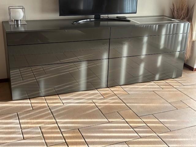 Hülsta dressoir met verlichting, Huis en Inrichting, Kasten | Dressoirs, Zo goed als nieuw, 200 cm of meer, 50 tot 75 cm, Overige houtsoorten