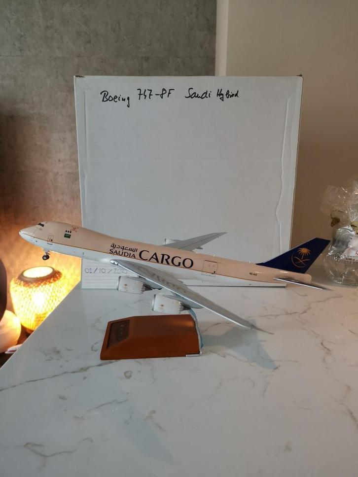 Saudia Cargo B747-8F 1:200 JC Wings Regist. HZ-AI3 Custom, Hobby en Vrije tijd, Modelbouw | Vliegtuigen en Helikopters, Nieuw