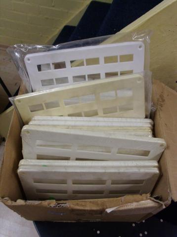 Partij van 23 stuks Ventilatie roosters NIEUW  Prijs € 5.00  beschikbaar voor biedingen