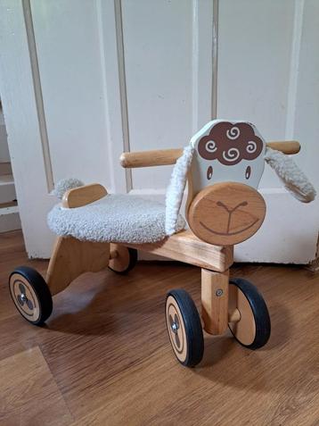 Houten loopschaap beschikbaar voor biedingen