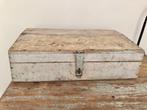 Franse antieke witte timmermanskist in sleets wit patina, Ophalen