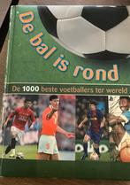 De bal is rond. 1000 Beste voetballers, Ophalen of Verzenden, Zo goed als nieuw, Balsport