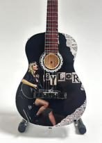 Taylor Swift zittend zwarte miniatuur gitaar van hout deco