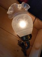 Wandlampje met bewerkte glazen kapje/porseleinen fitting, Antiek en Kunst, Curiosa en Brocante, Ophalen of Verzenden