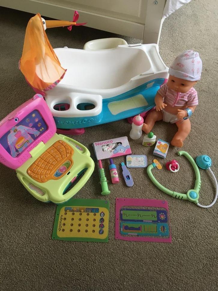 Baby pop Nenuco bij de dokter met veel accessoires, Kinderen en Baby's, Speelgoed | Poppen, Zo goed als nieuw, Babypop, Ophalen