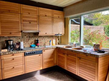 Mooie houten keuken beschikbaar voor biedingen