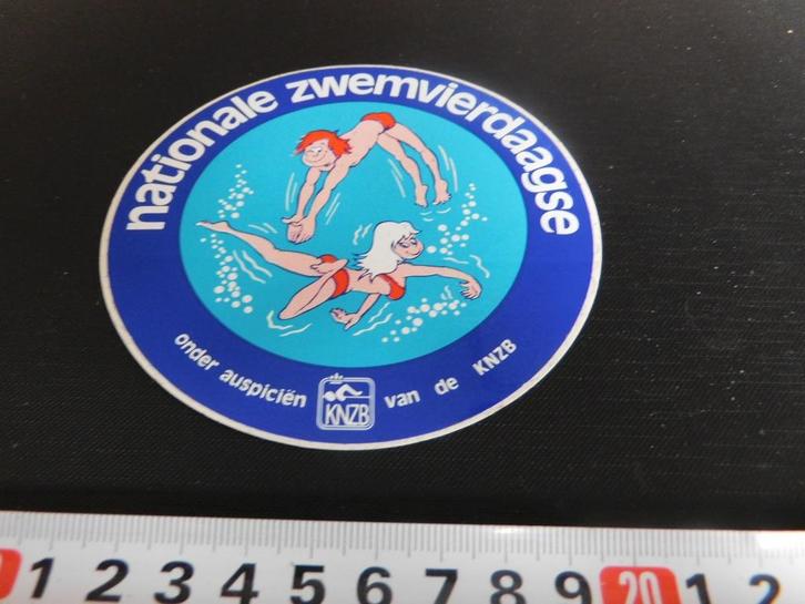 stickers KNZB Nationale zwemvierdaagse  ( Blauw ) *, Verzamelen, Stickers, Zo goed als nieuw, Ophalen