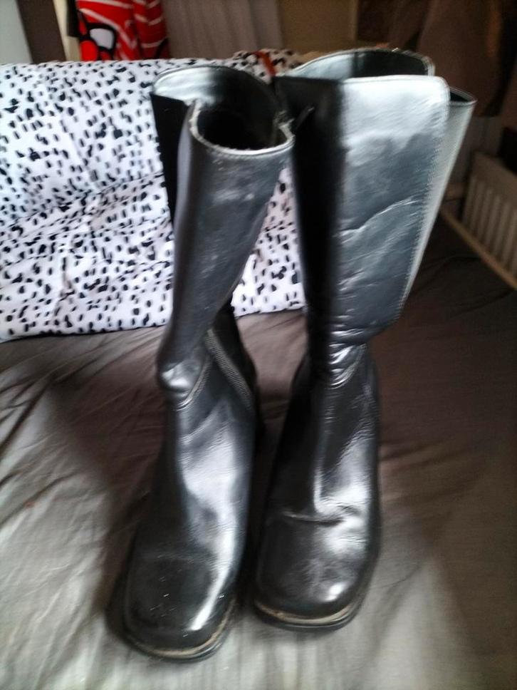 Zwarte laarzen stevige kuiten, Kleding | Dames, Schoenen, Zo goed als nieuw, Hoge laarzen, Zwart, Ophalen of Verzenden
