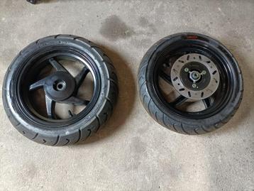 Z.g.a.n wielen voor de Sym scooter met z.g.a.n banden! beschikbaar voor biedingen
