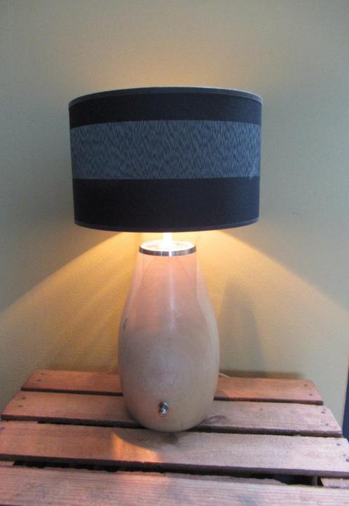 Zware houten tafelamp , mooi lichtbeeld., Huis en Inrichting, Lampen | Tafellampen, Minder dan 50 cm, Hout, Metaal, Stof, Ophalen of Verzenden