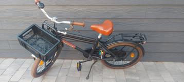 Zwarte zeer nette jongensfiets 20 inch met krat beschikbaar voor biedingen