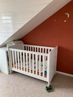 Wit houten ledikant + commode incl veel accessoires, Ophalen, Zo goed als nieuw, Jongetje of Meisje