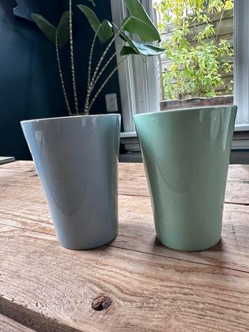 2 oude bekers Petrus Regout pastel blauw groen beschikbaar voor biedingen