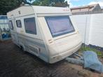 Gruau Caravan van 1997 -met voortent en luivel.max 1000 kg, Caravans en Kamperen, Caravans, Overige merken, Koelkast, Omvormbare zithoek
