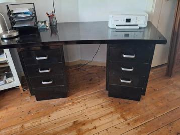 bureau met houten blad en twee metalen ladenkastjes beschikbaar voor biedingen