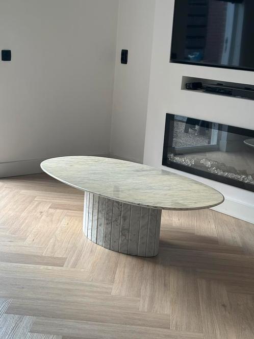 Salontafel van Arabescato marmer ovaal, Huis en Inrichting, Tafels | Salontafels, Zo goed als nieuw, Minder dan 50 cm, 50 tot 100 cm