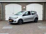 Renault Twingo 1.2 16V Parisienne met trekhaak (bj 2013), Auto's, Voorwielaandrijving, Gebruikt, 4 cilinders, 4 stoelen