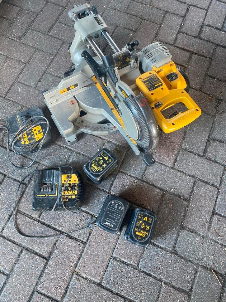 DeWalt Accu Afkortzaag + Accu's & Opladers, Doe-het-zelf en Verbouw, Gereedschap | Zaagmachines, Gebruikt, Afkortzaag, 70 mm of meer