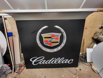Groot reclamebord, lichtbak, lichtreclame van Cadillac.  beschikbaar voor biedingen