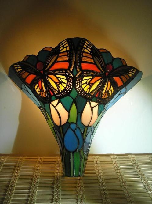 Tiffany wandlamp met vlinders en tulpen, Huis en Inrichting, Lampen | Tafellampen, Zo goed als nieuw, Minder dan 50 cm, Glas, Metaal