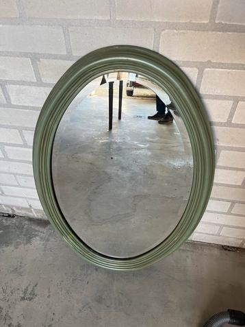 Spiegel ovaal 90x60 cm met groene houten lijst  beschikbaar voor biedingen