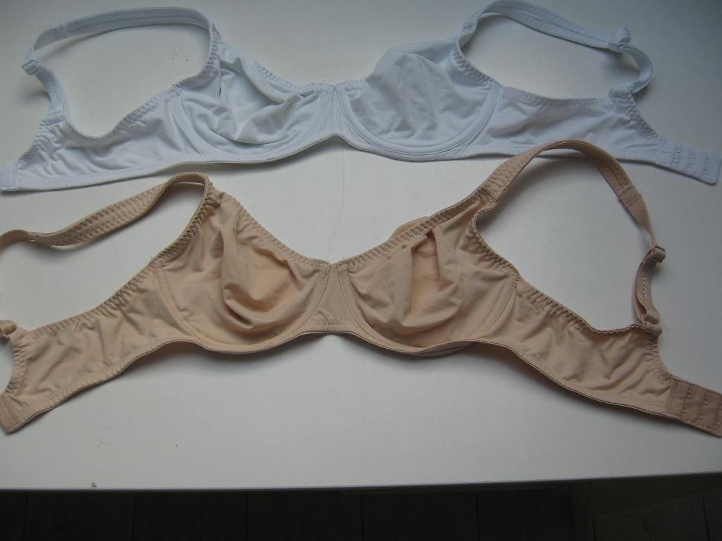 2 nw  verstel bare Tiener beugel bh's €10,- 65 cm omvang, Kleding | Dames, Ondergoed en Lingerie, BH, Wit, Ophalen of Verzenden