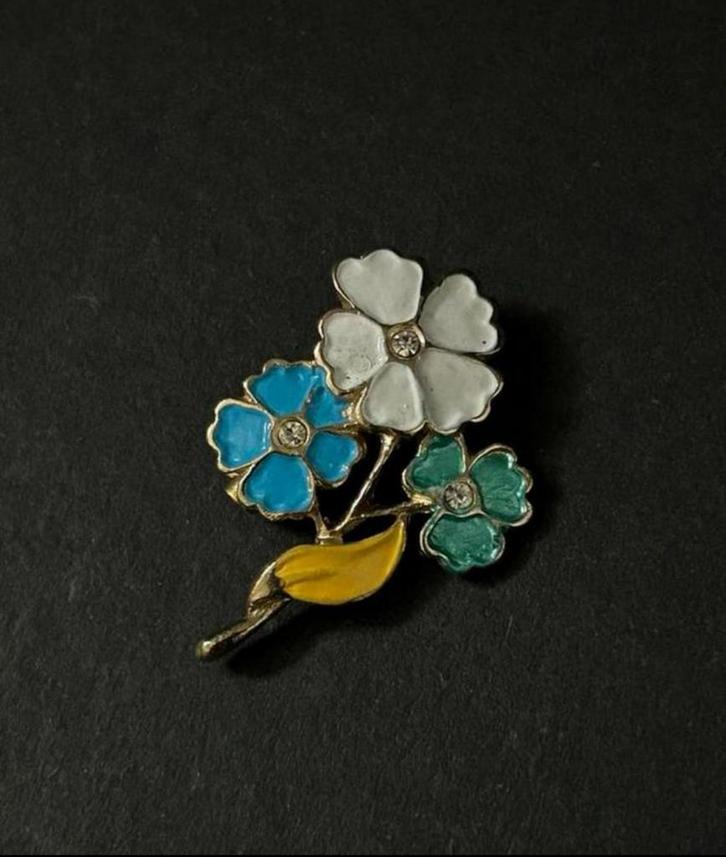 Bloemen Speld met Steentjes, Sieraden, Tassen en Uiterlijk, Broches, Zo goed als nieuw, Overige materialen, Goud, Ophalen of Verzenden