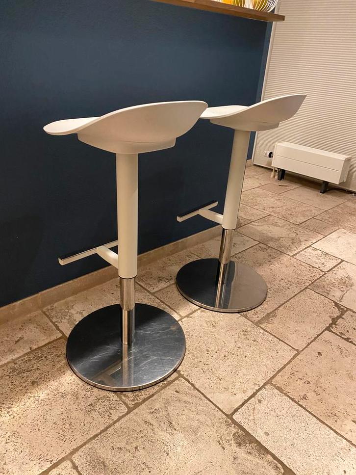 Barkruk 2x IKEA JANINGE wit, Huis en Inrichting, Barkrukken, Zo goed als nieuw, 60 tot 90 cm, Kunststof, Metaal, 2 krukken, In hoogte verstelbaar