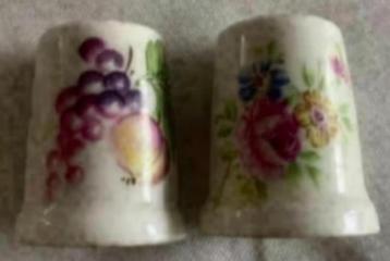 2x Porseleinen vingerhoedje; bloemen, fruit, bloemetjes beschikbaar voor biedingen