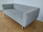 Design bank Koozo - houten pootjes, topstaat, Huis en Inrichting, Banken | Bankstellen, Ophalen, Hout, 150 tot 200 cm, Tweepersoons