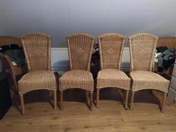 4 eetkamerstoelen van gevlochten riet beschikbaar voor biedingen