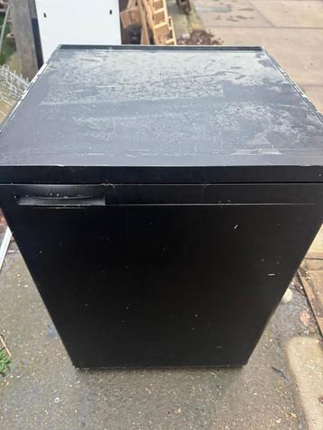 zwarte vriezer beschikbaar voor biedingen