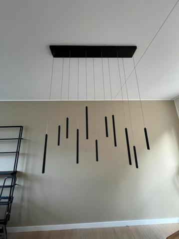 Moderne hanglamp met zwarte accenten beschikbaar voor biedingen