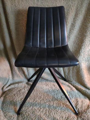 3 leren stoelen met ijzeren poten  beschikbaar voor biedingen