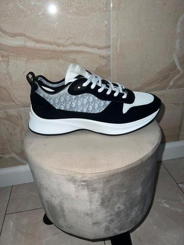 Dior b25 zwart beschikbaar voor biedingen