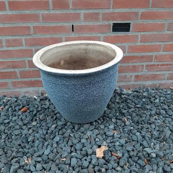 Winterharde aardewerk pot beschikbaar voor biedingen